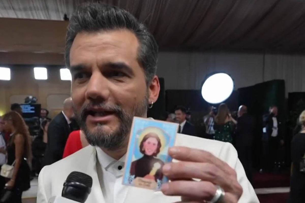 veja-o-santinho-de-fernanda-torres-que-wagner-moura-levou-ao-globo-de-ouro