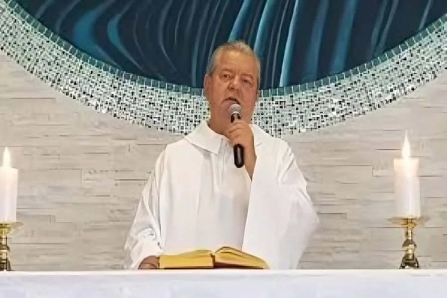 ex-padre-acusado-de-estuprar-60-criancas-e-condenado-a-24-anos-de-prisao