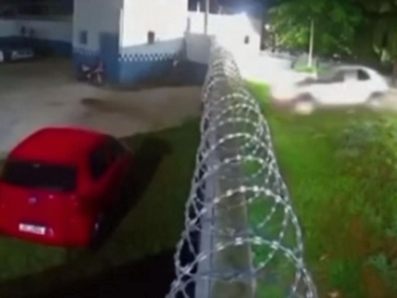 motorista-embriagado-perde-o-controle-de-veiculo-e-invade-sede-de-batalhao;-veja-video