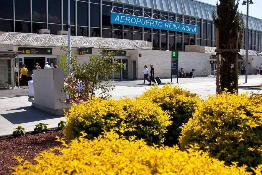 homem-tenta-embarcar-com-esposa-morta-em-cadeira-de-rodas-e-e-preso