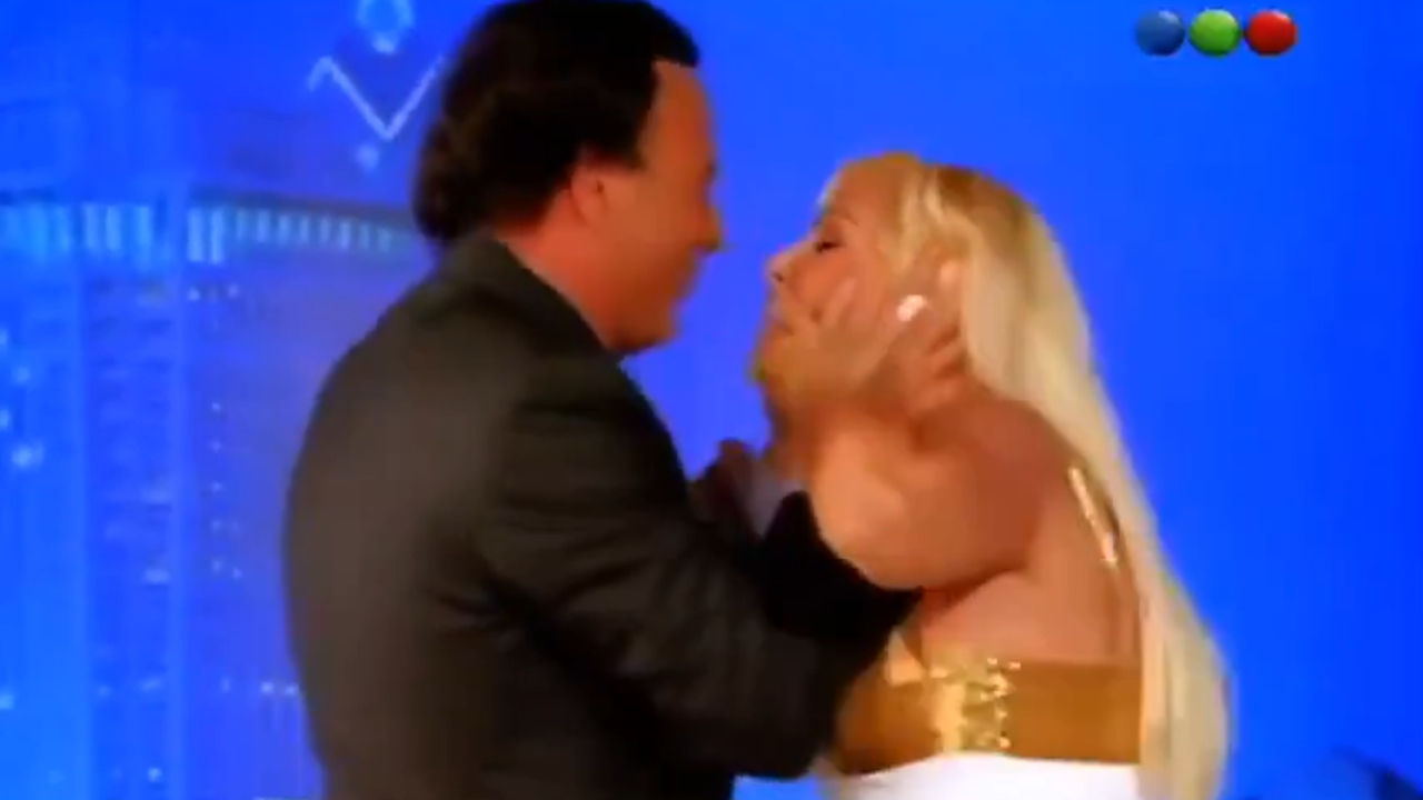 video-de-julio-iglesias-beijando-apresentadora-a-forca-volta-a-circular-apos-denuncias-de-abusos;-assista