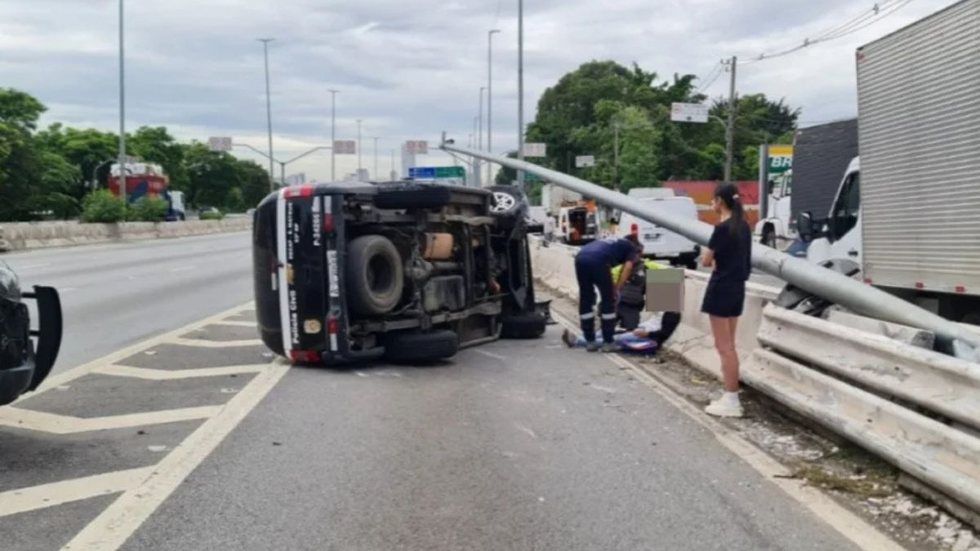viatura-capota-e-policiais-civis-ficam-feridos-na-marginal-tiete