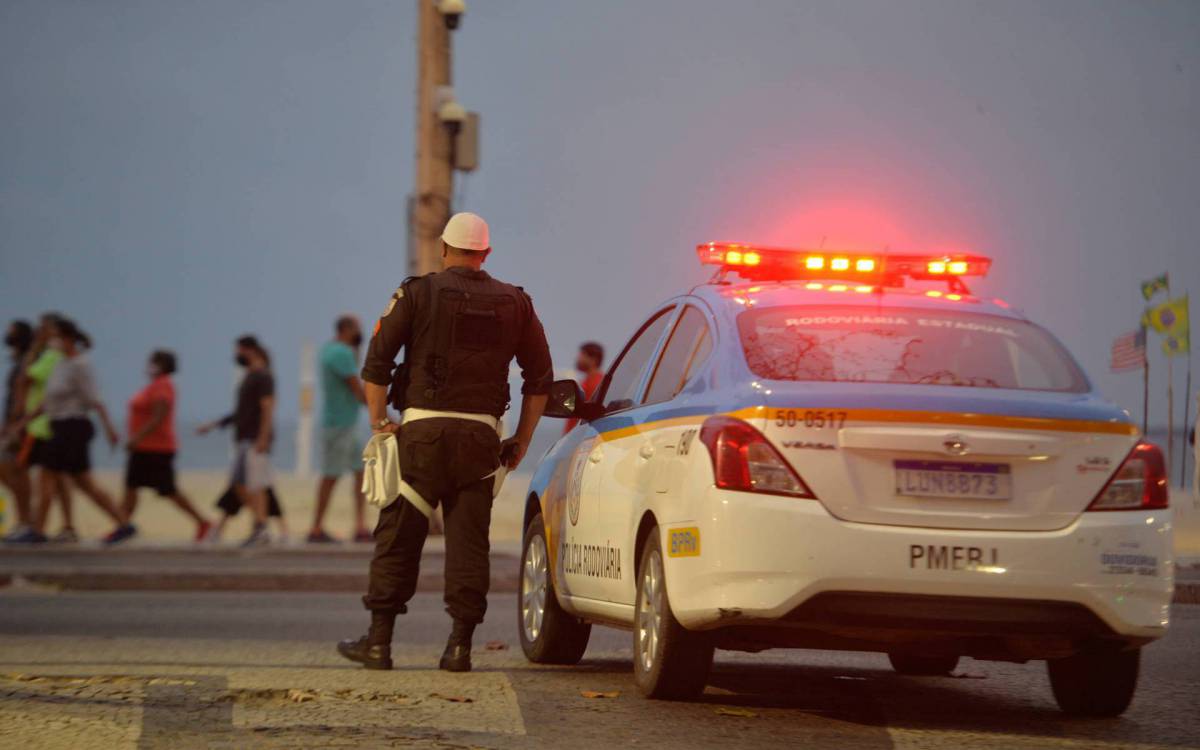 casal-e-flagrado-fazendo-sexo-na-areia-de-praia-e-detalhe-chama-atencao