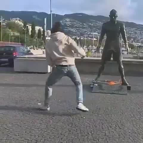 video:-estatua-de-cristiano-ronaldo-e-incendiada-em-ato-de-vandalismo