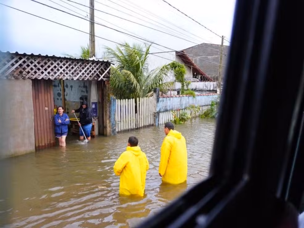 cidade-do-litoral-de-sp-pede-ajuda-humanitaria-apos-fortes-chuvas