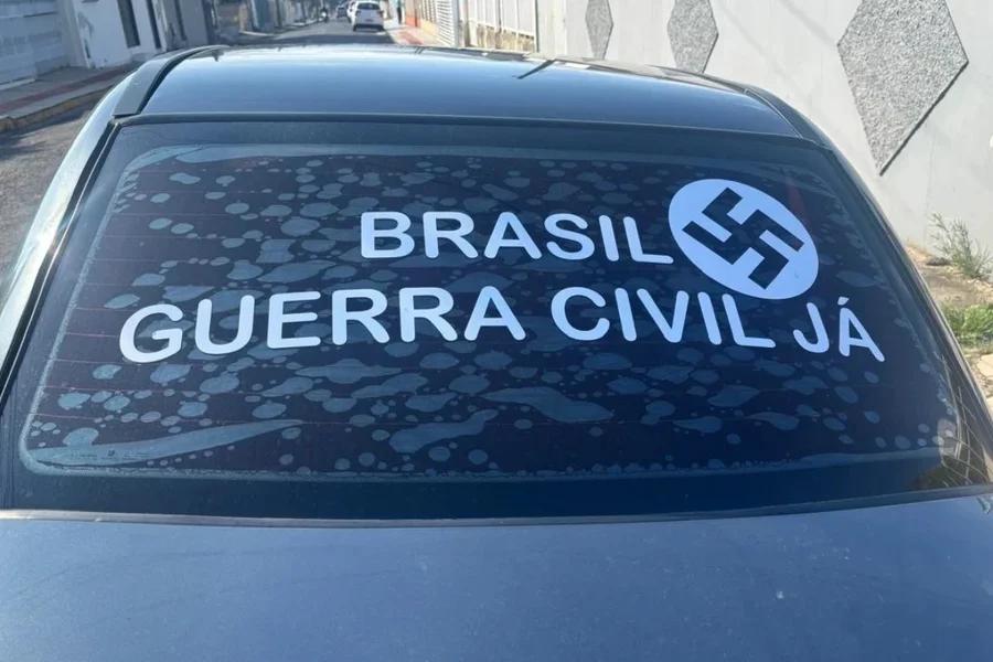 suastica-em-carro:-idoso-e-preso-por-fazer-apologia-ao-nazismo-em-sc