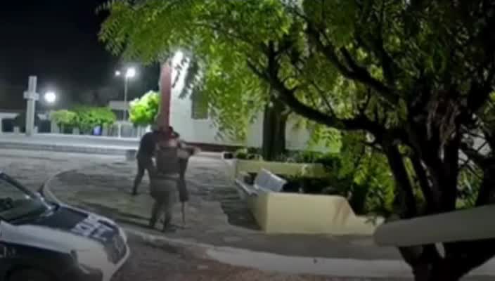 video:-homem-aproveita-distracao-de-policiais-e-foge-durante-abordagem