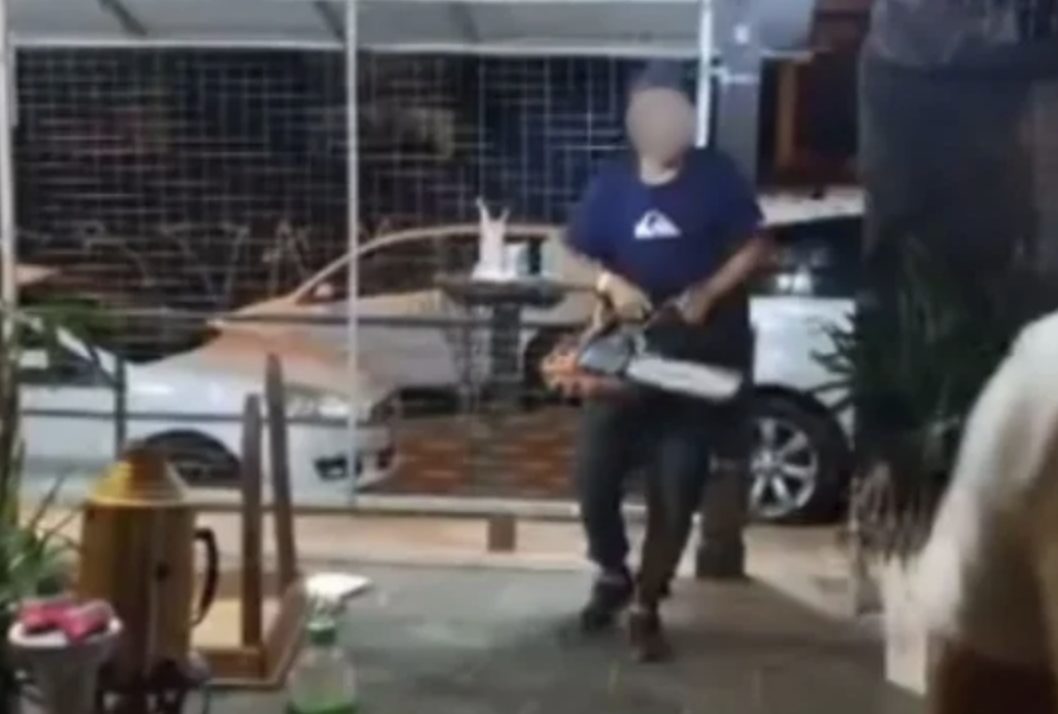 homem-ameaca-clientes-com-motosserra-em-bar-e-acaba-ferido;-veja-video