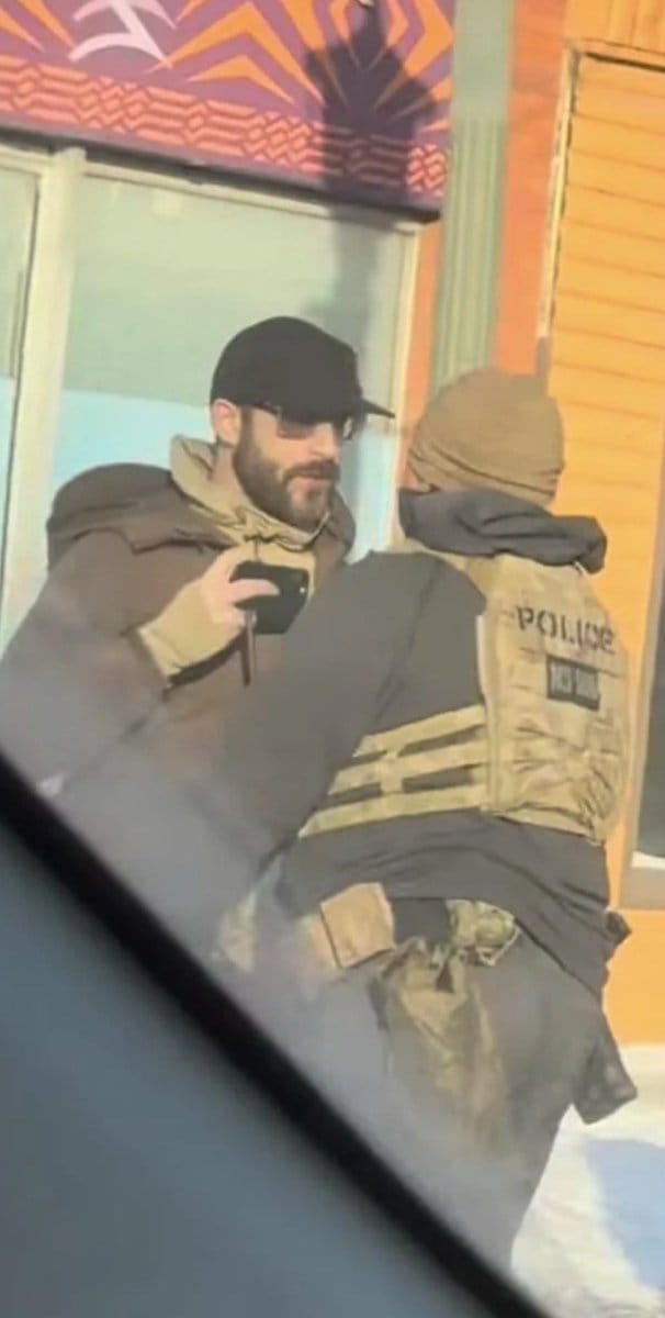 video-mostra-homem-morto-por-ice-em-minneapolis-com-celular-nas-maos