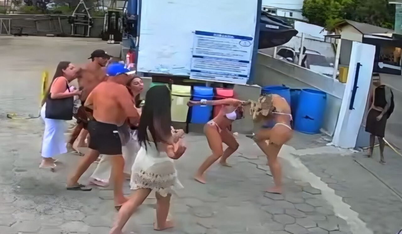 video:-passeio-de-lancha-termina-em-pancadaria-entre-mulheres