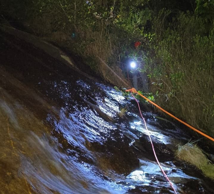 turista-‘gringo’-cai-de-altura-de-6-metros-em-cachoeira-no-litoral-de-sp;-veja