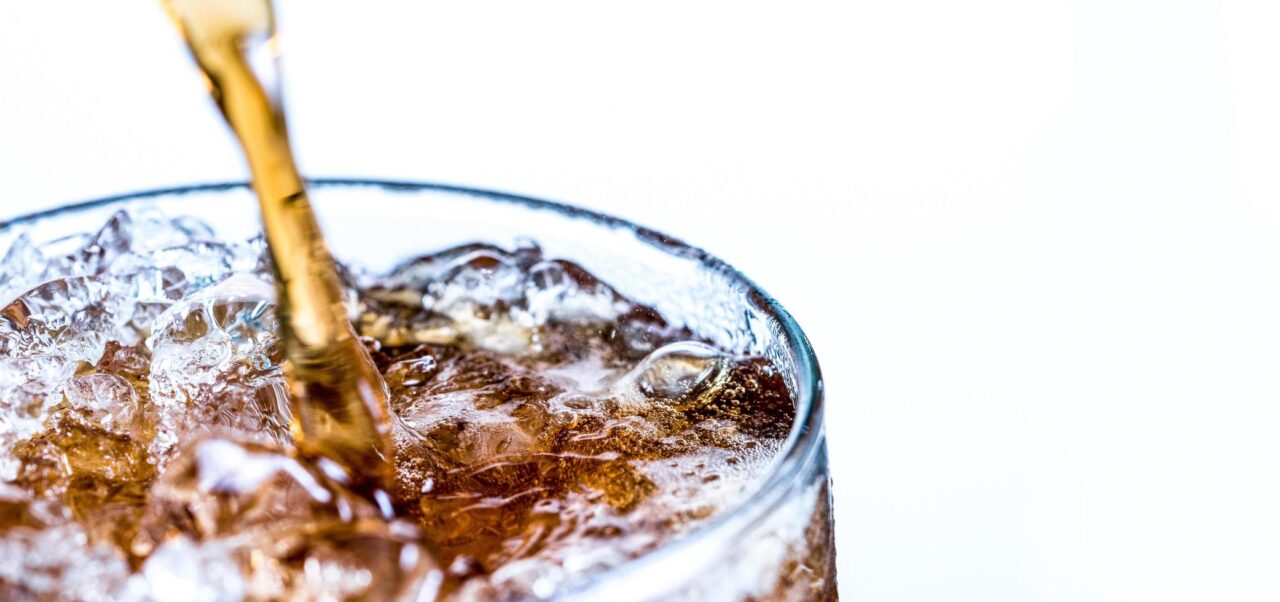 idoso-adultera-refrigerantes-com-urina,-distribui-em-supermercados-por-anos-e-se-da-mal