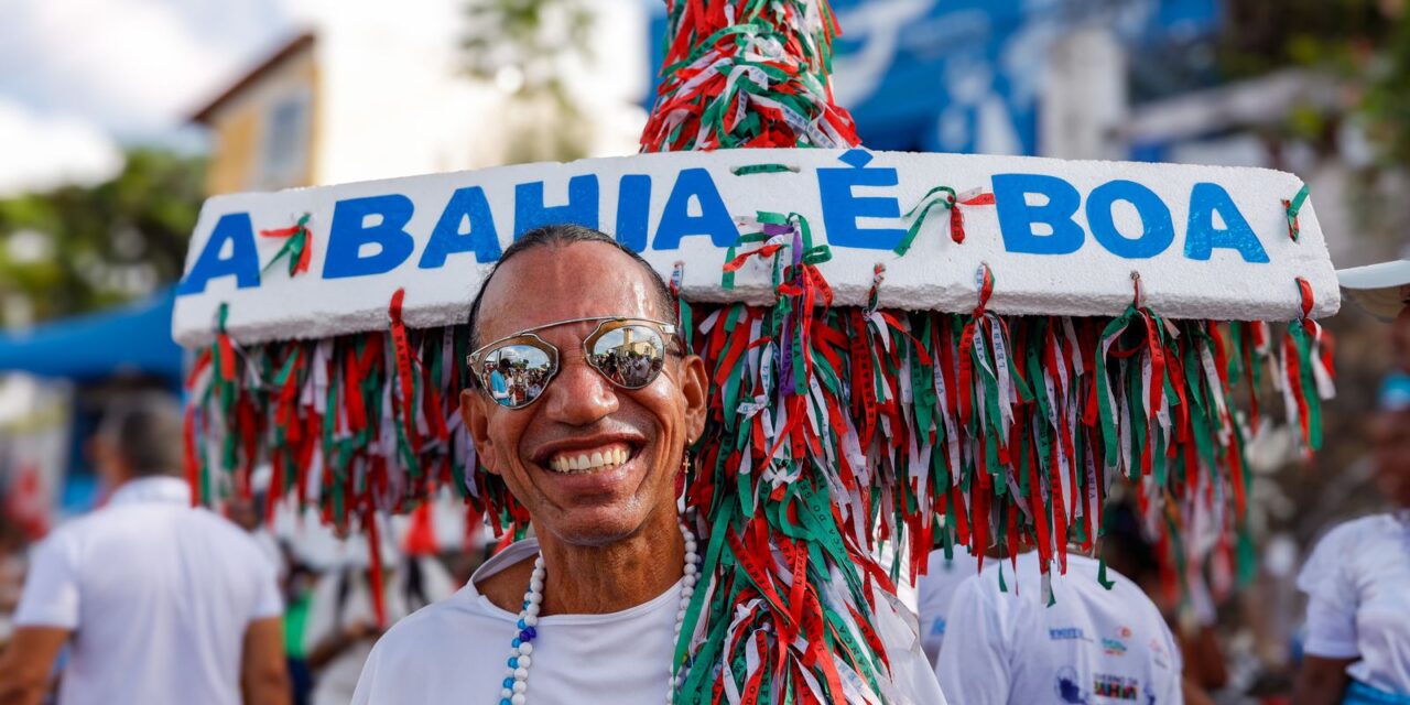 multidao-lota-rio-vermelho,-em-salvador,-para-celebrar-iemanja