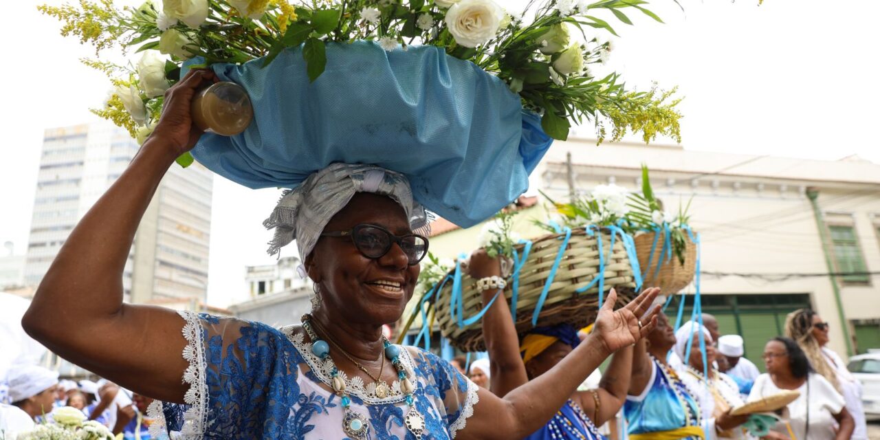 devotos-presenteiam-iemanja-em-serie-de-homenagens-no-rio-de-janeiro