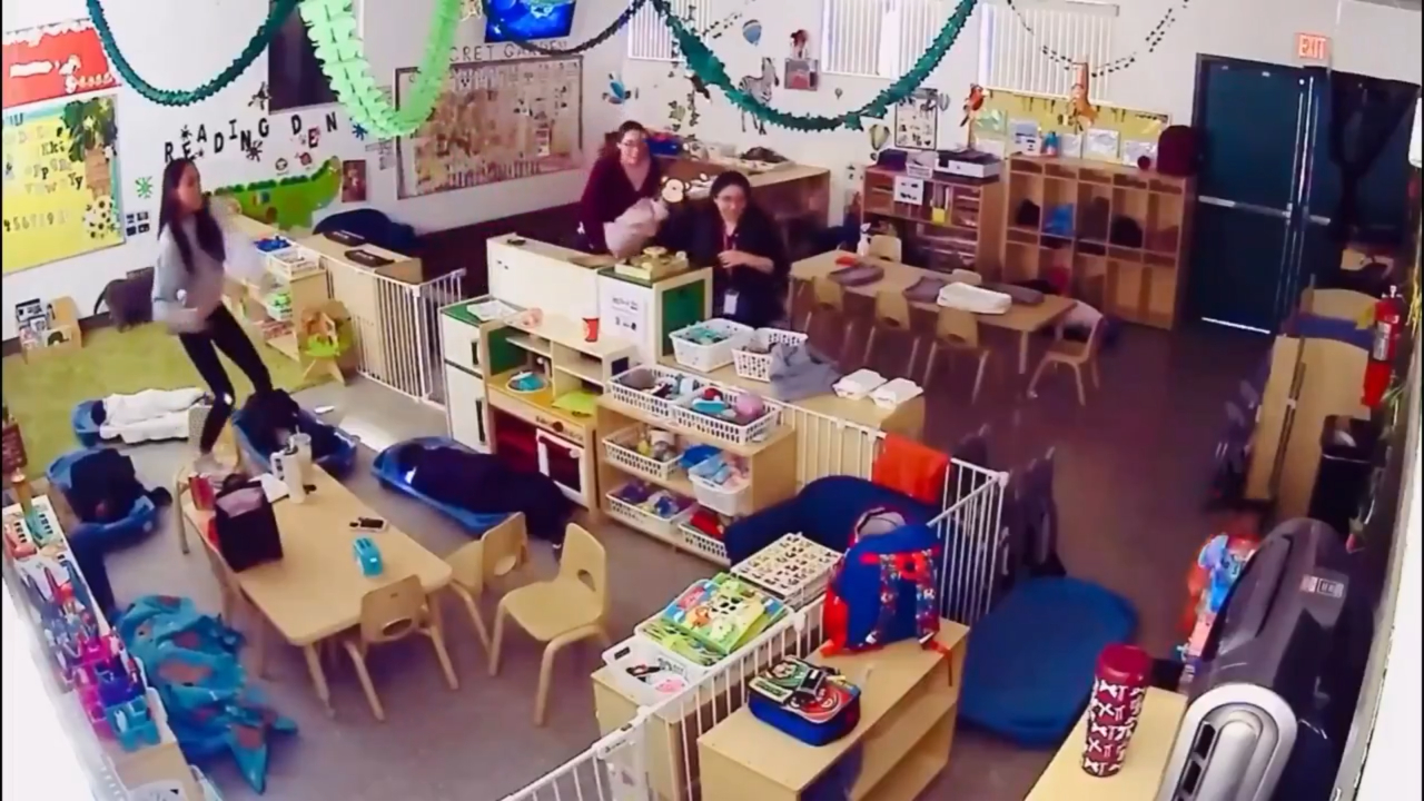 funcionaria-e-flagrada-jogando-sapato-em-crianca-com-deficiencia;-veja-video