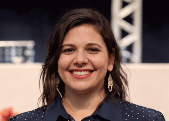 aluna-faz-homenagem-emocionante-a-professora-morta-dentro-de-faculdade;-video