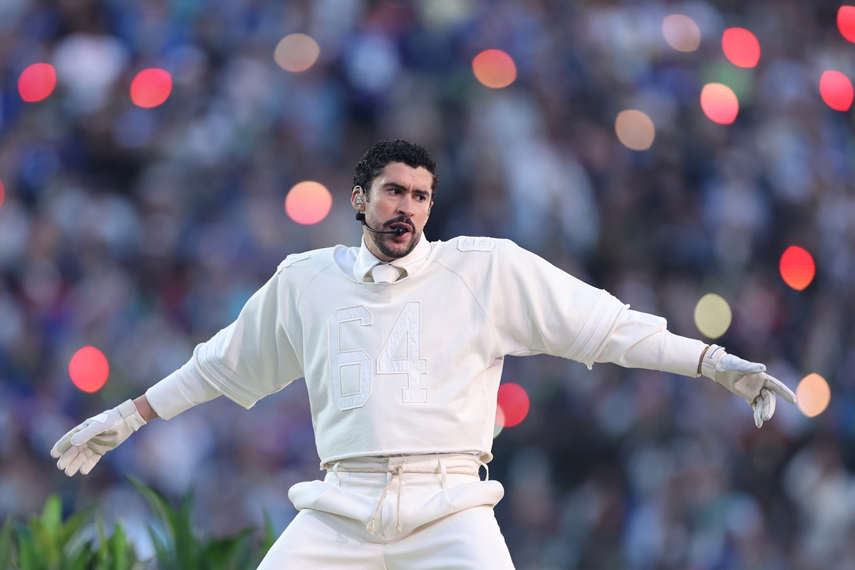 web-aponta-que-bad-bunny-usou-colete-a-prova-de-balas-no-super-bowl