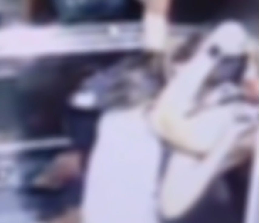 video:-mulher-e-agredida-e-sufocada-por-homem-em-elevador