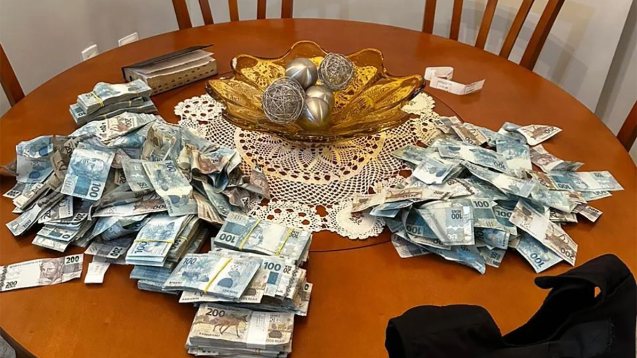 vizinho-pega-dinheiro-arremessado-do-30o-andar-em-operacao-contra-rioprevidencia