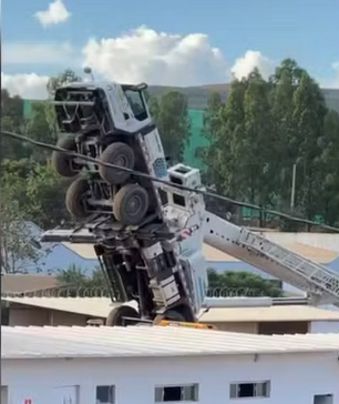 video:-guindaste-empina,-atinge-muro-e-causa-cena-impressionante