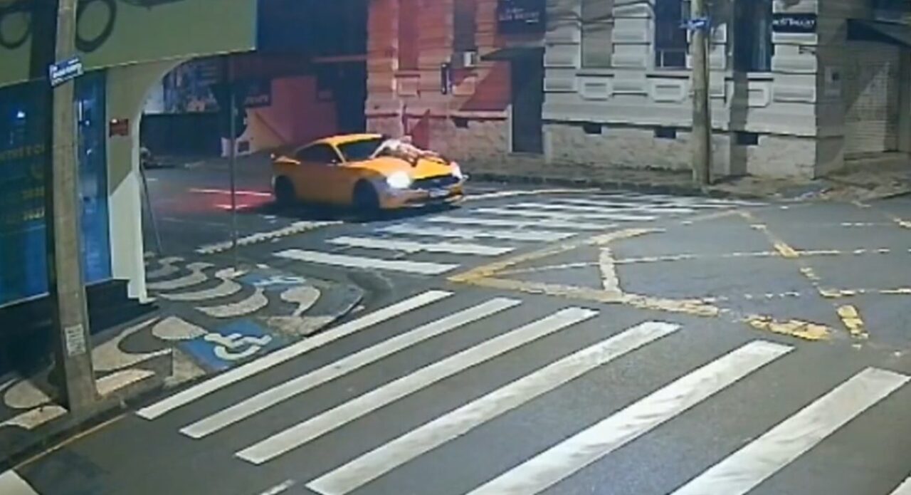 video:-homem-e-flagrado-dirigindo-com-mulher-no-capo-e-acaba-preso