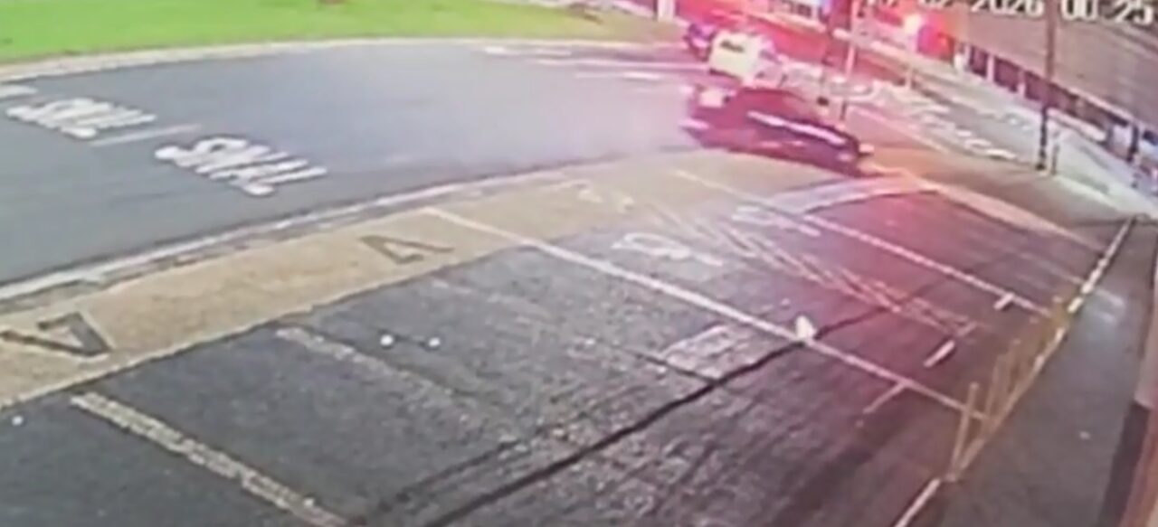 carro-bate-em-poste-e-jovem-de-15-anos-morre;-veja-video