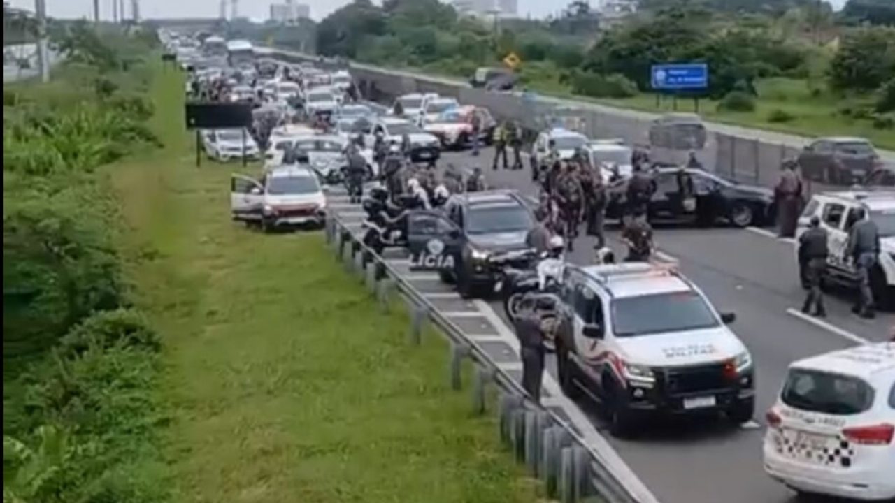 troca-de-tiros-com-policial-em-surto-causa-congestionamento-em-rodovia-do-litoral-de-sp;-video