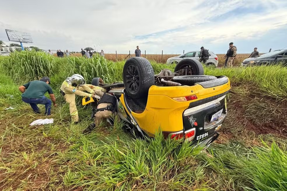 policial-morre-e-outro-fica-ferido-apos-viatura-perder-controle-em-pista-molhada;-video