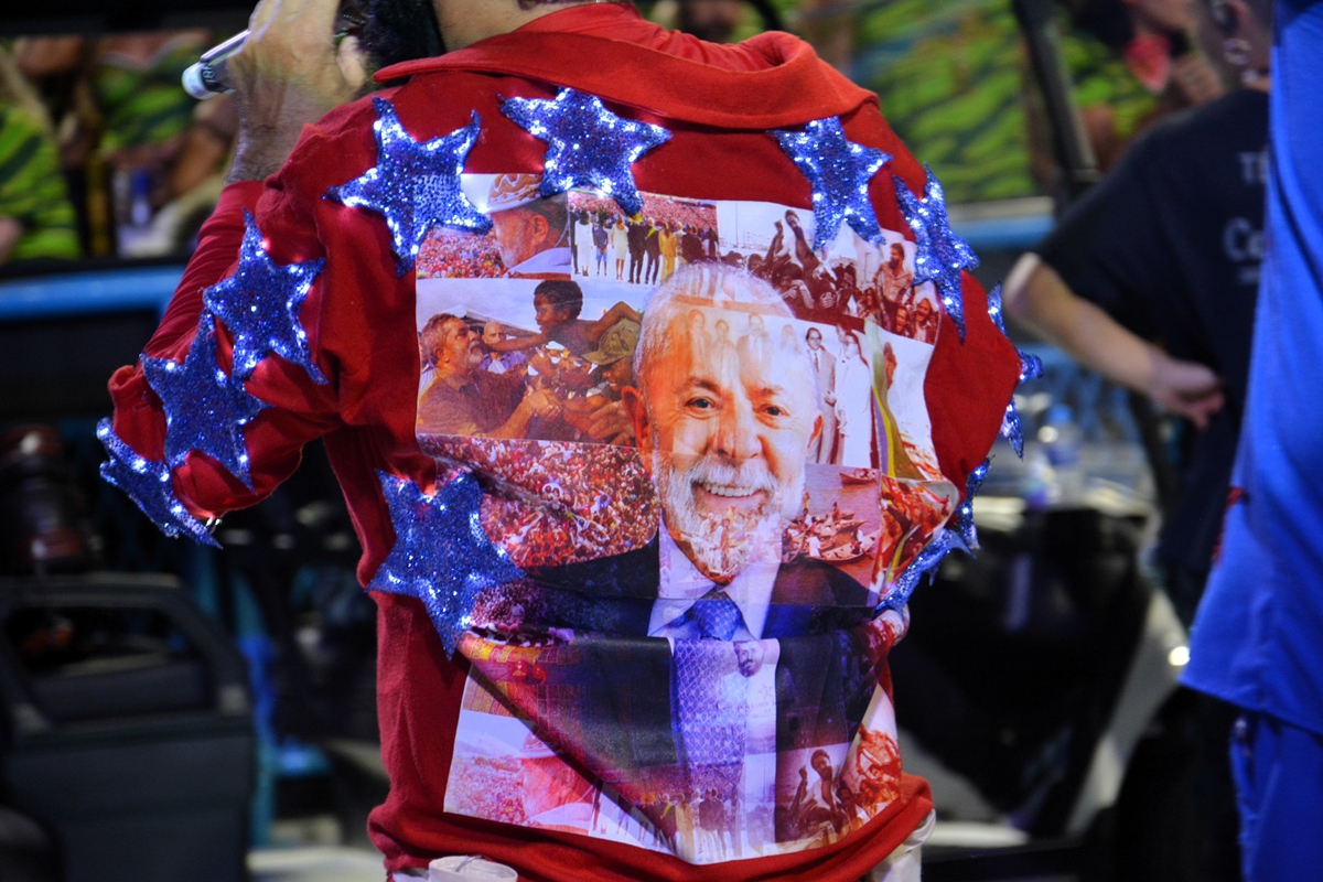 escola-de-samba-que-homenageou-lula-e-rebaixada-para-a-serie-ouro