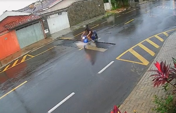 motociclista-fica-gravemente-ferido-apos-cair-em-buraco-nao-sinalizado;-video
