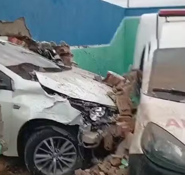 video:-carro-derruba-muro,-invade-hospital-e-atinge-ambulancias