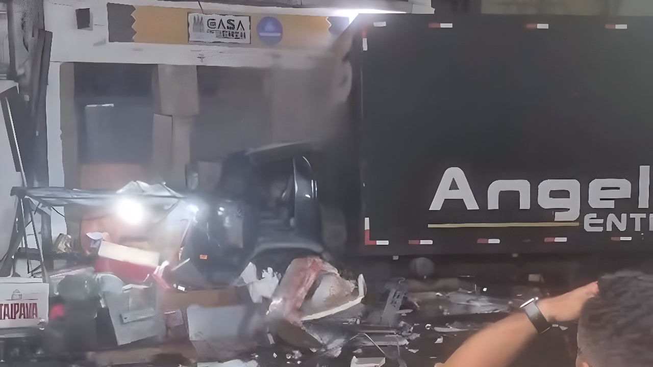 caminhao-desgovernado-causa-destruicao-e-atinge-barracas-em-ponto-turistico;-veja-video