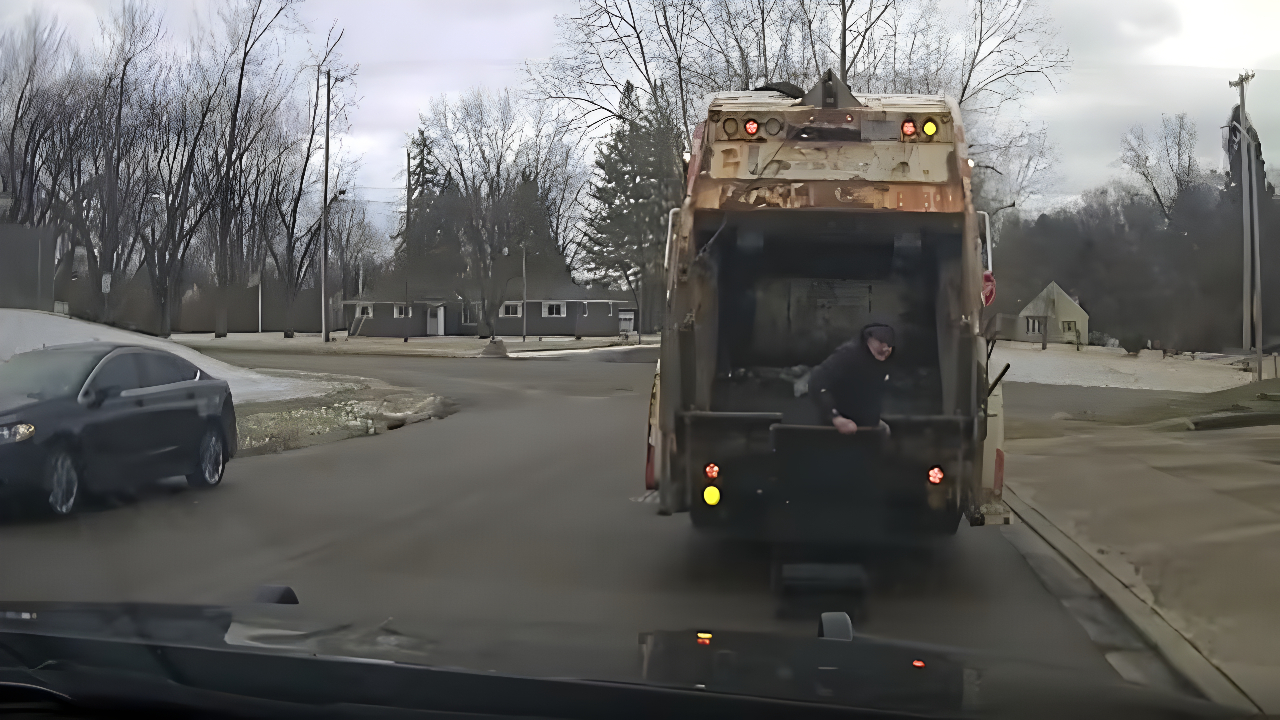 suspeito-se-esconde-em-lata-de-lixo-para-tentar-fugir-da-policia-e-quase-acaba-em-tragedia;-veja-video