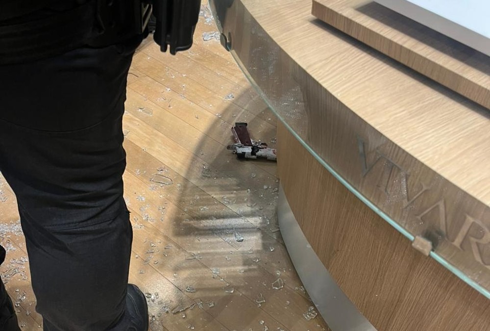 veja-novas-imagens-do-momento-em-que-homem-armado-invade-shopping-e-mata-ex-namorada-em-joalheria