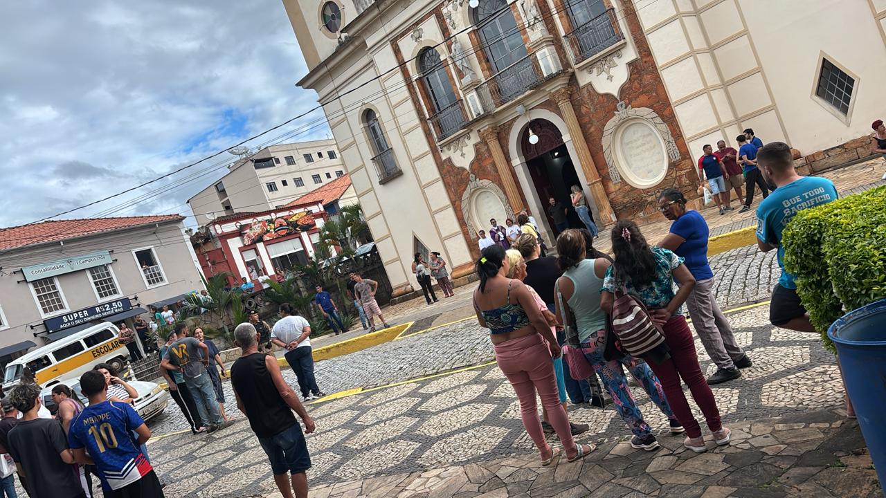 mulher-e-baleada-no-velorio-da-propria-mae-e-um-dos-tiros-acerta-caixao;-veja-video