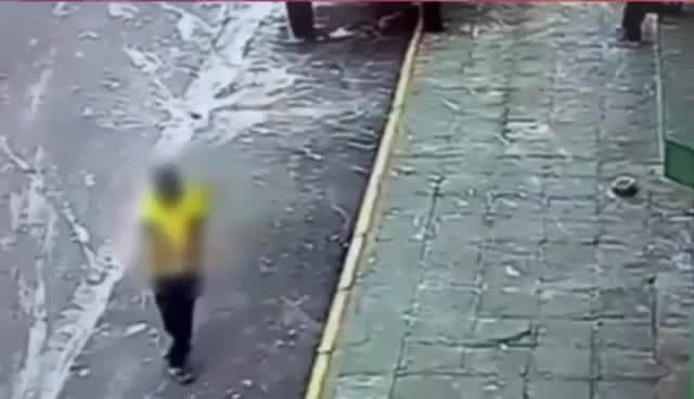 homem-e-preso-apos-matar-e-comer-pombo-em-praca;-veja-video