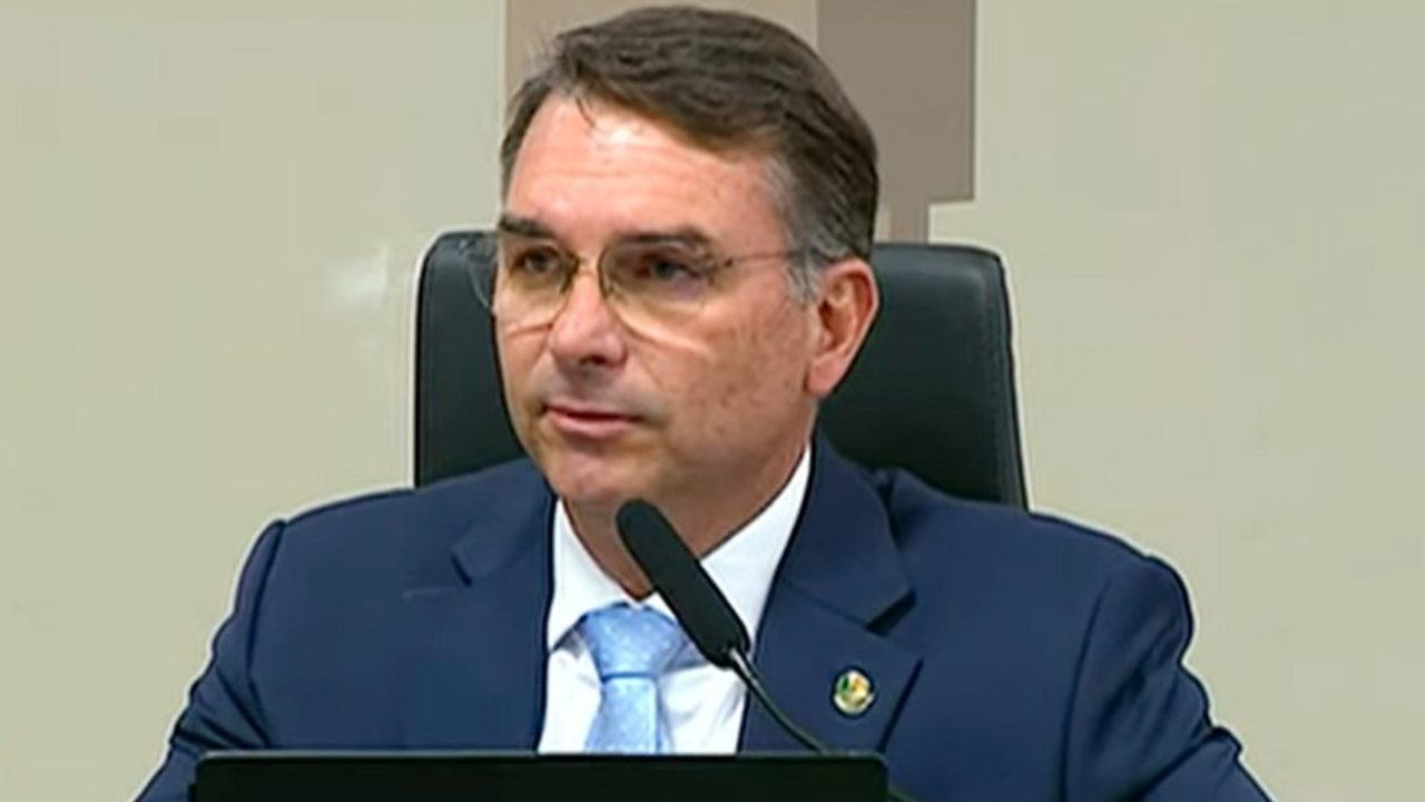flavio-bolsonaro-e-incluido-como-advogado-do-pai