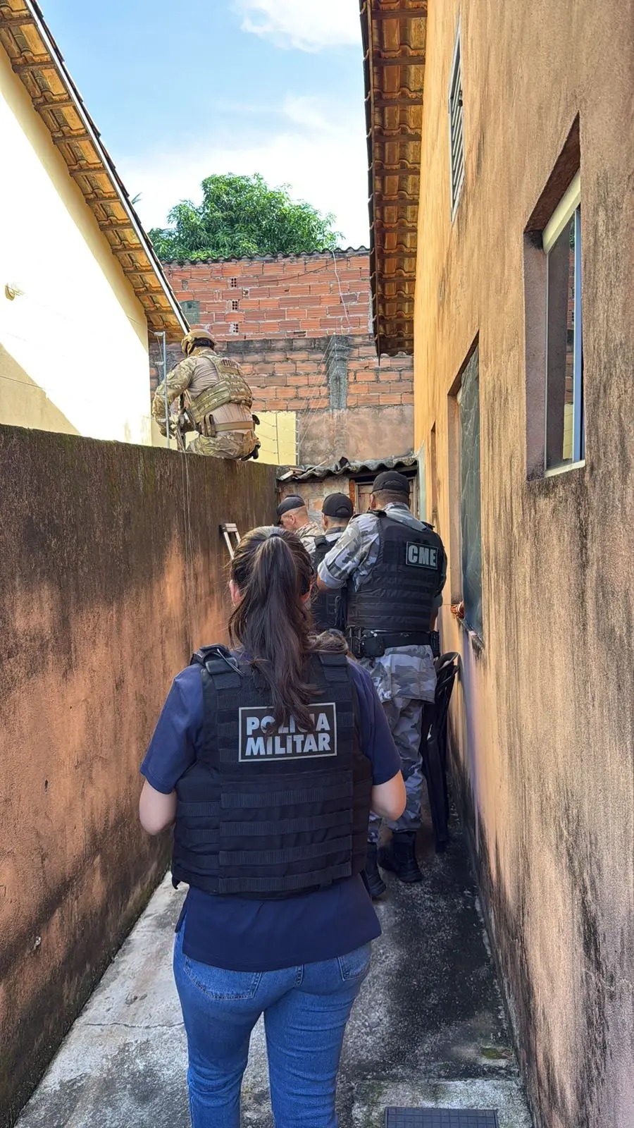 homem-briga-em-bar,-joga-mulher-para-fora-de-carro-e-deixa-filhos-em-carcere-privado