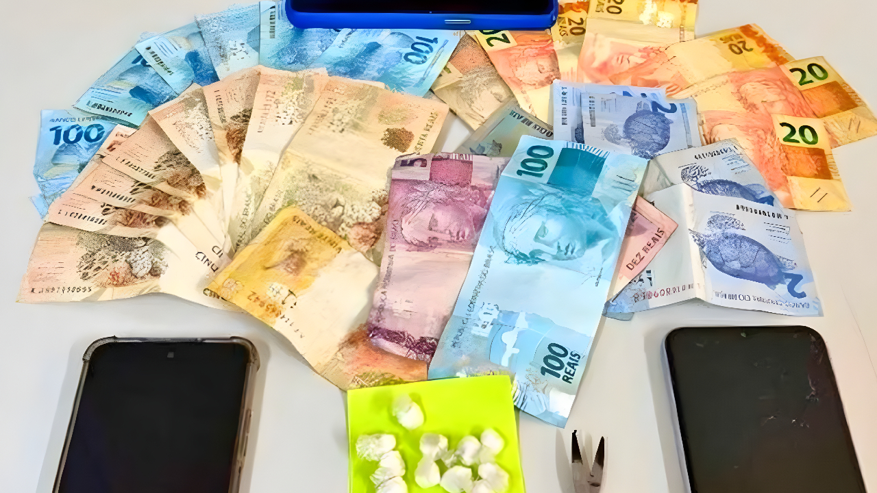 traficantes-tentam-vender-cocaina-a-policiais-e-acabam-presos