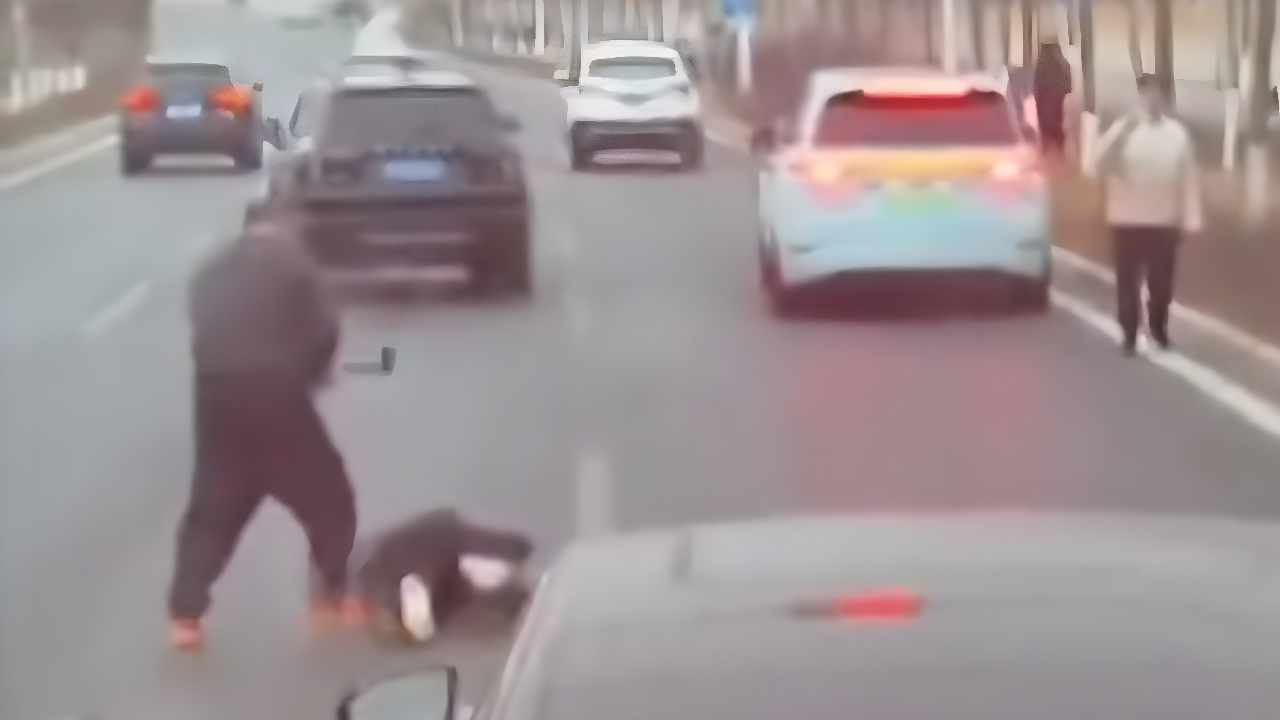 marido-traido-ataca-amante-da-esposa-com-machado-em-rua-movimentada